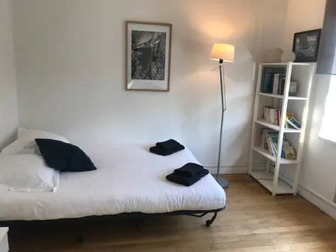 Chambre et coin bibliothèque