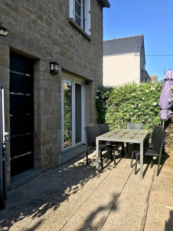 Façade en pierre et terrasse de Ker Cadot