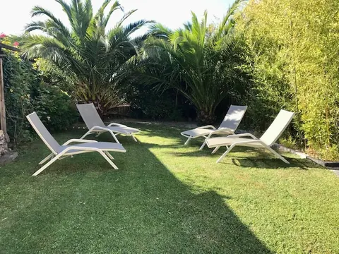 Jardin clos et transats